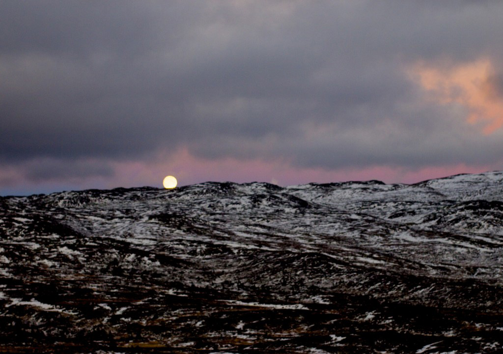 Mountain-snow-clouds-full-moon